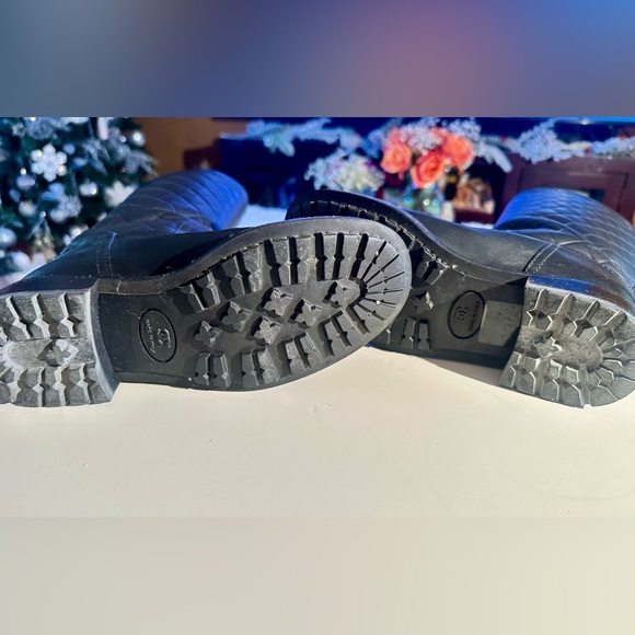 CHANEL INTERLOCKING CC LOGO LEATHER BOOTS - Picture 6 of 6